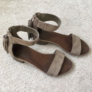 Rock & Candy tassel zip beige sandal